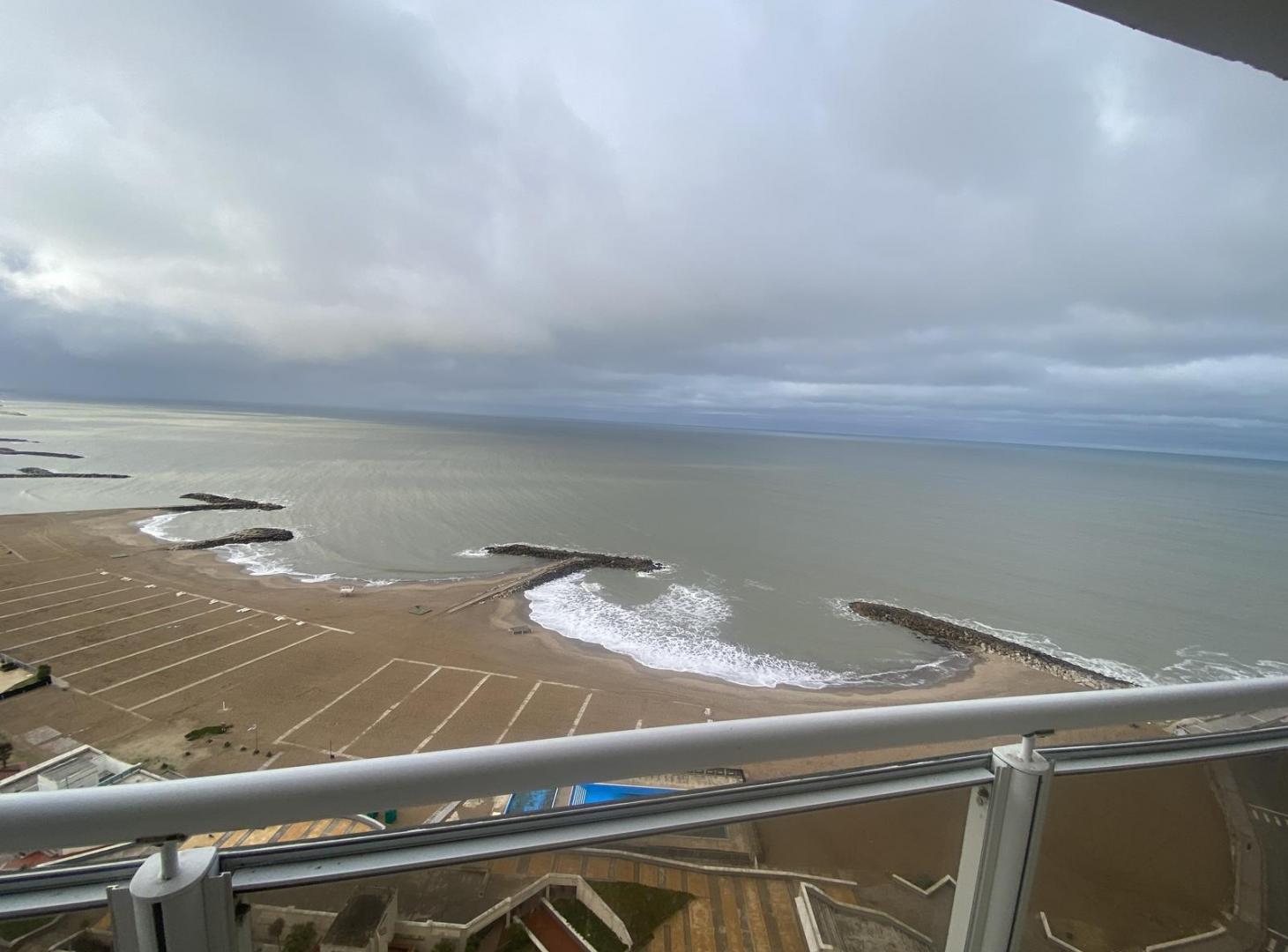 Foto de Alquiler dto 4 ambientes con dependencia y cochera - Vista al Mar - La, imagen 4