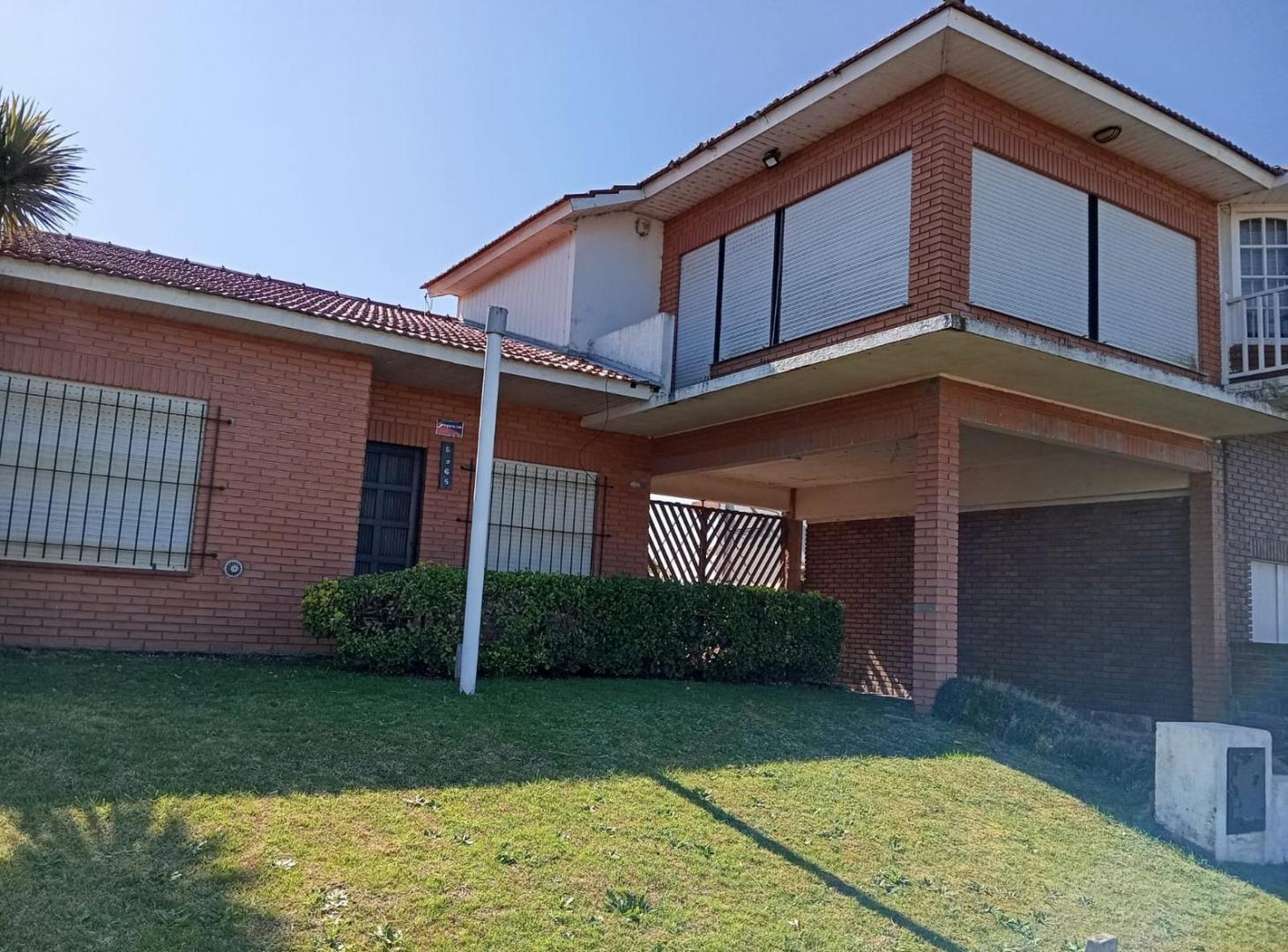 Foto de Venta chalet de 4 ambientes mas depto - Corbeta Uruguay 6900 - Barrio, imagen 1
