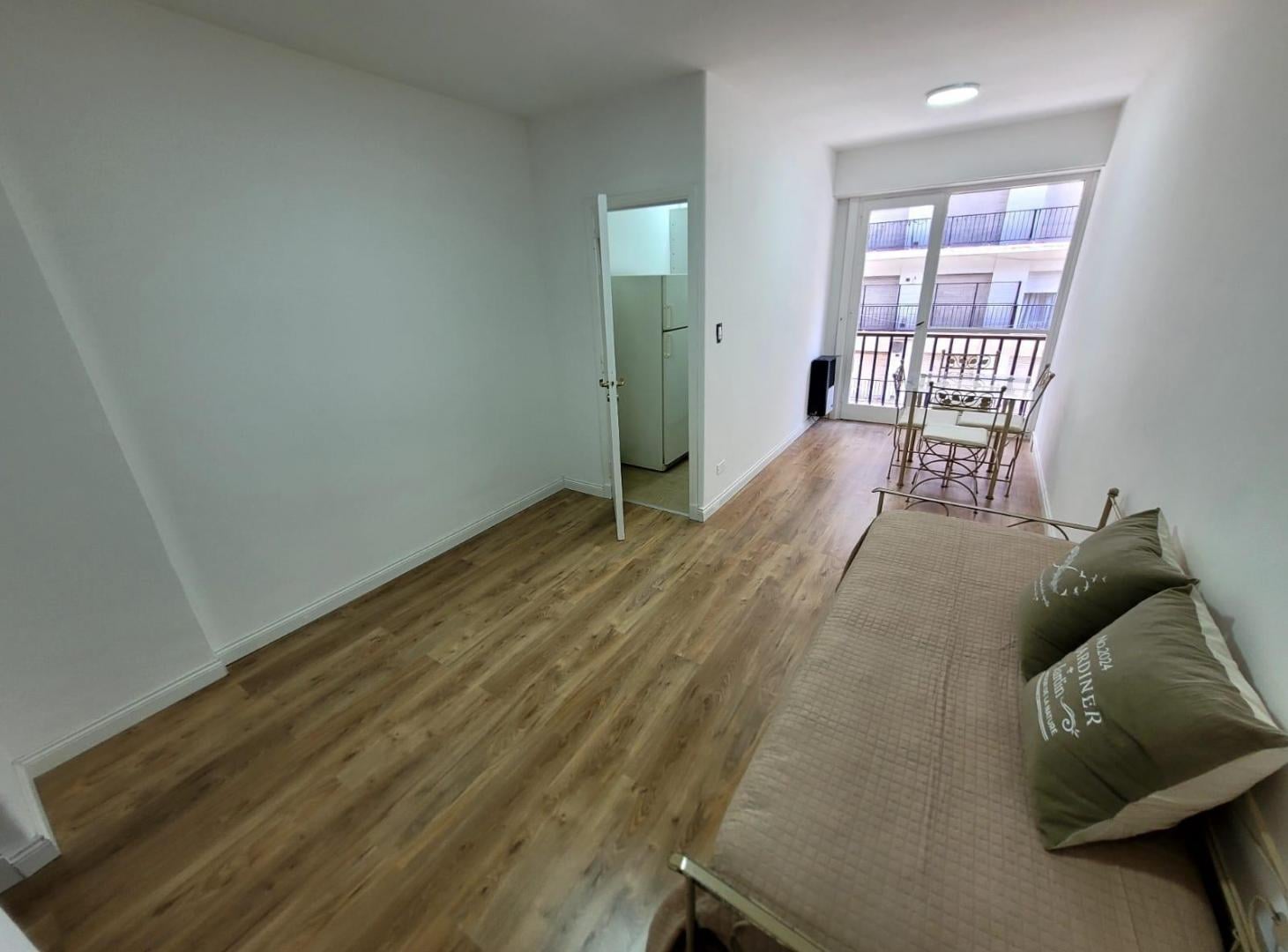 Foto de Venta de departamento - 1 ambiente - A la calle - Con balcón saliente, imagen 2