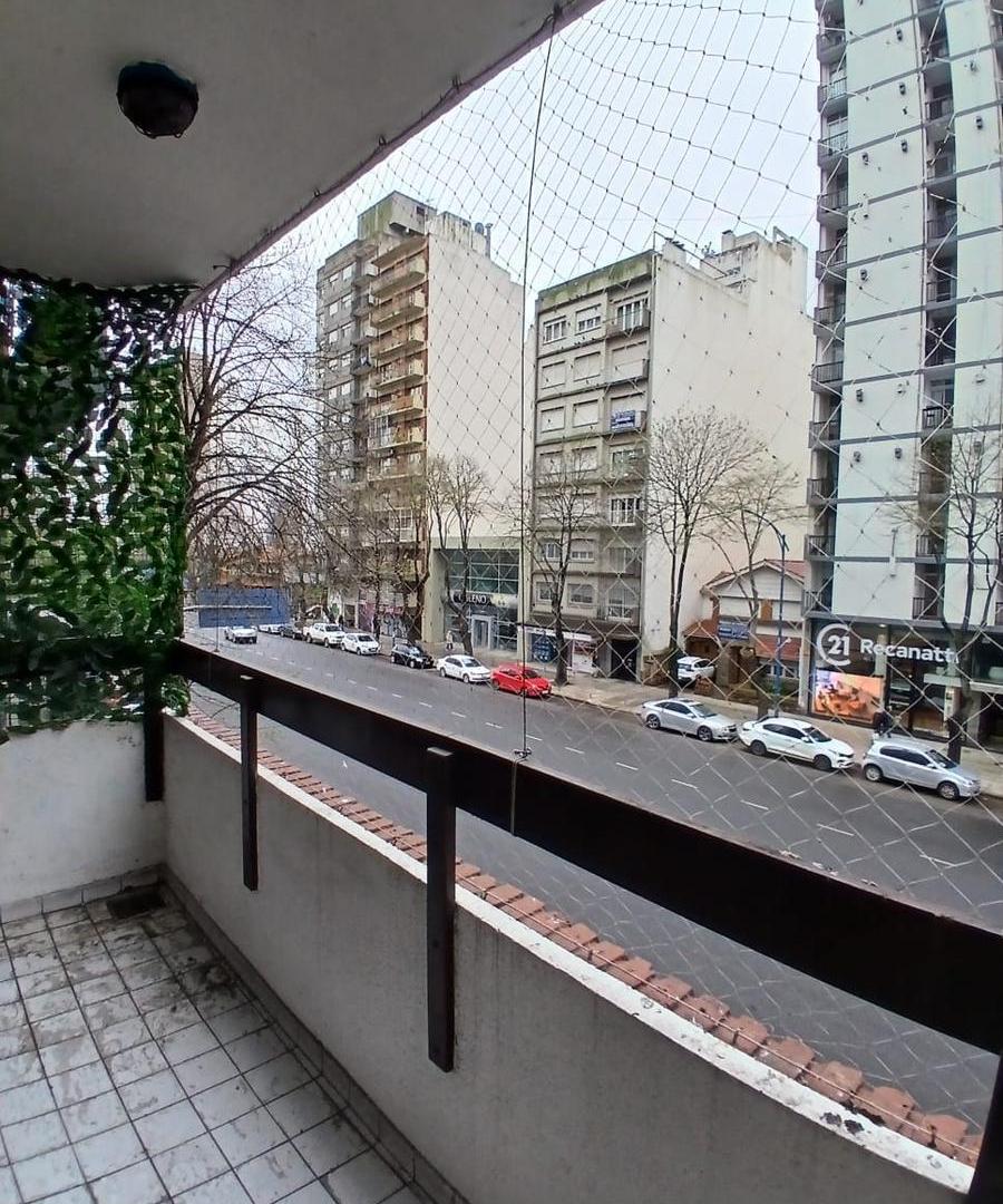 Foto de Alquiler de departamento 3 ambientes con dependencia - Balcón a la, imagen 2