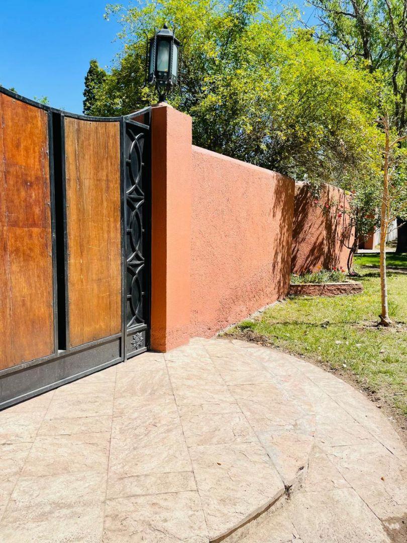 Casa 9 Ambientes 4 Dorm.. | Larrea Al 600 1