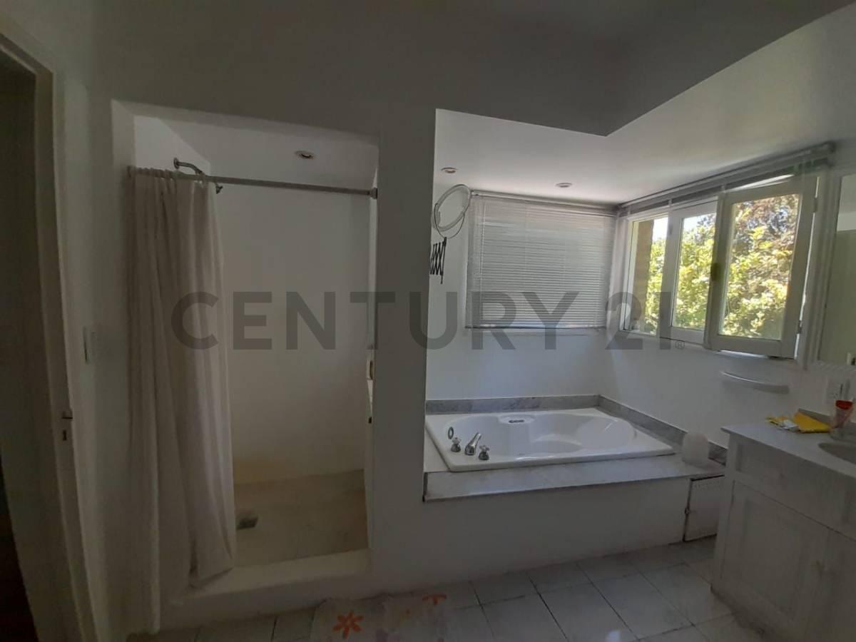 inmoandes Ofrece en Venta de Casa, en Una de Las Esquinas del Prestigioso Barrio Club de Campo. 2