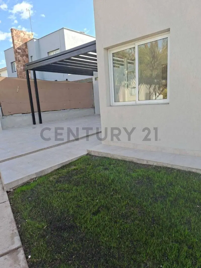 Exclusiva casa a estrenar de categoría en Barrio Privado La Bastilla 4
