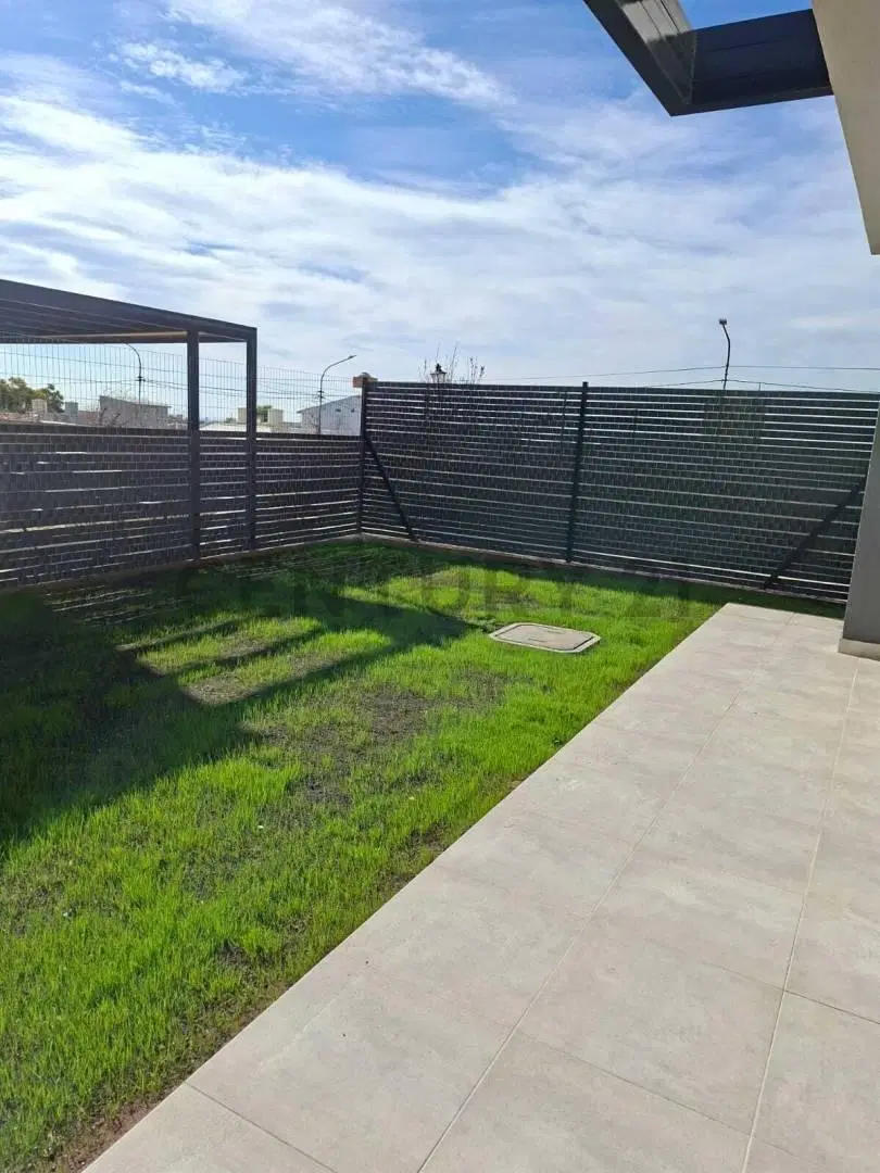 Exclusiva casa a estrenar de categoría en Barrio Privado La Bastilla 3