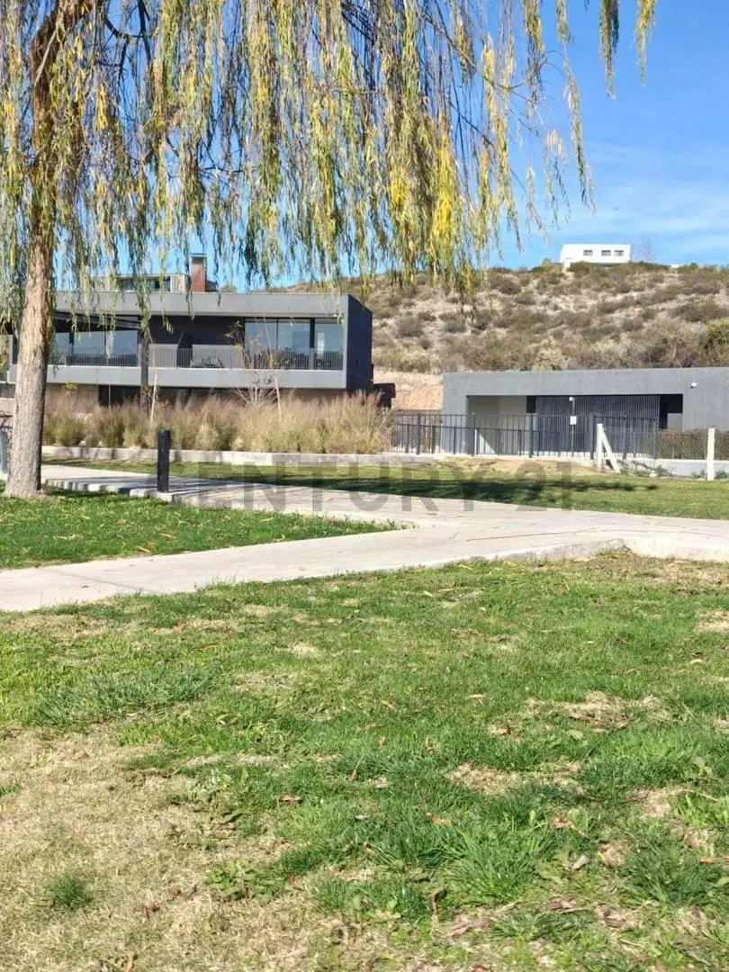 VENTA CASA DE CATEGORIA A ESTRENAR – BARRIO AGUARIBAY 5