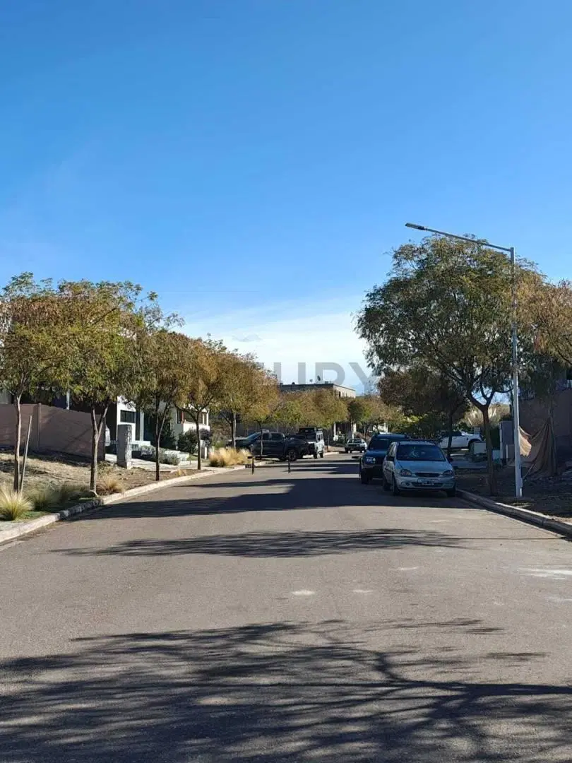 VENTA CASA DE CATEGORIA A ESTRENAR – BARRIO AGUARIBAY 8
