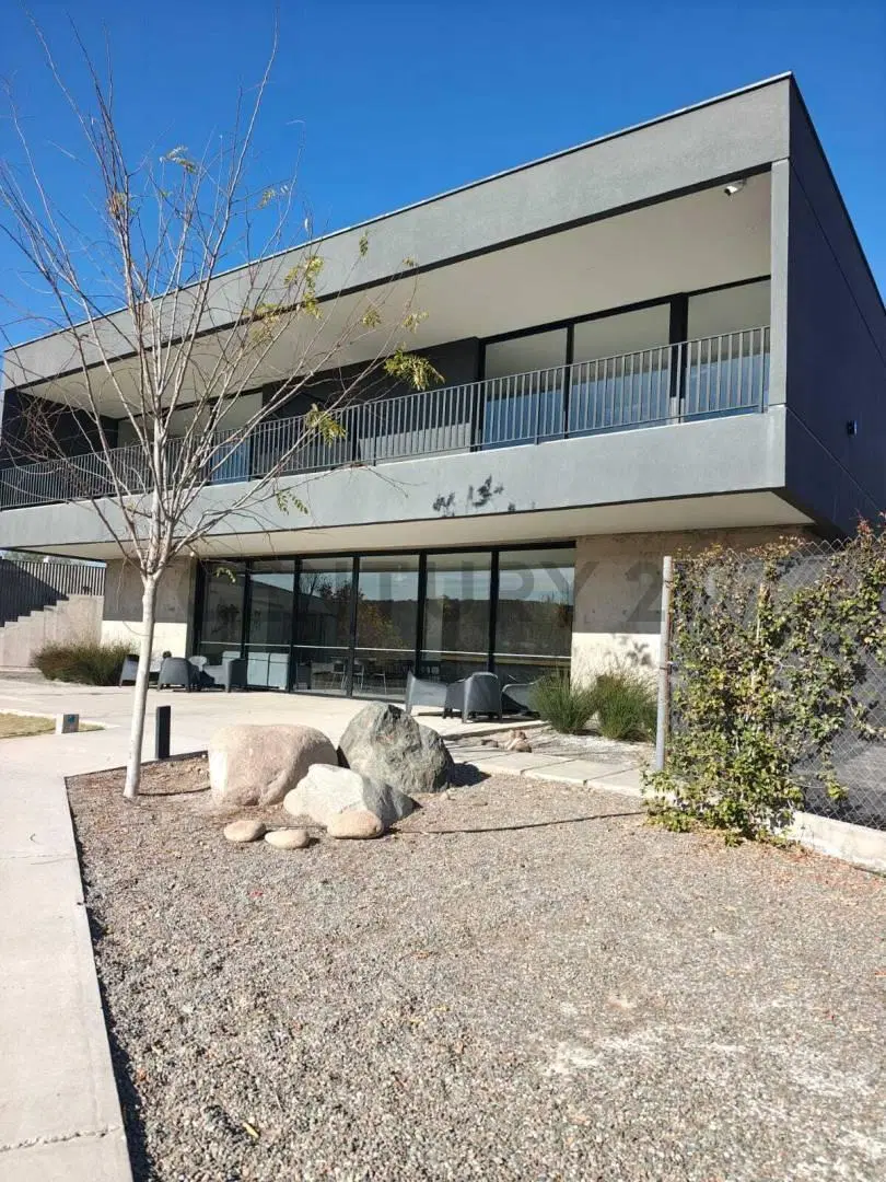 VENTA CASA DE CATEGORIA A ESTRENAR – BARRIO AGUARIBAY 8