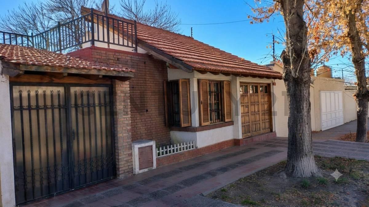 Foto de Casa 3 Dormitorios, cochera, patio en Barrio Trapiche, imagen 1