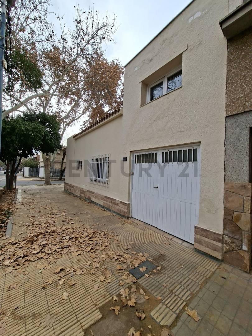 Foto de C21 Inmoandes VENDE CASA ESQUINA en Exclusiva Zona de Godoy Cruz, imagen 1