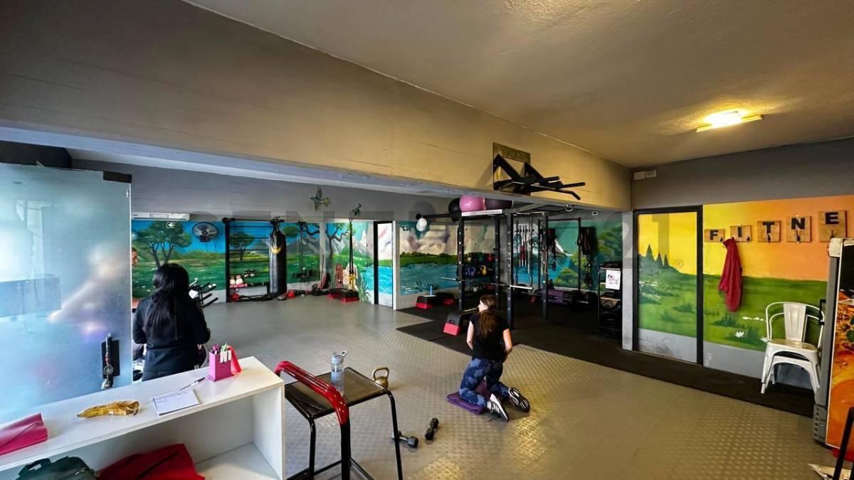 Foto de SALON COMERCIAL-EDIFICO DE OFICINAS.-GRAN OPORTUNIDAD, imagen 1