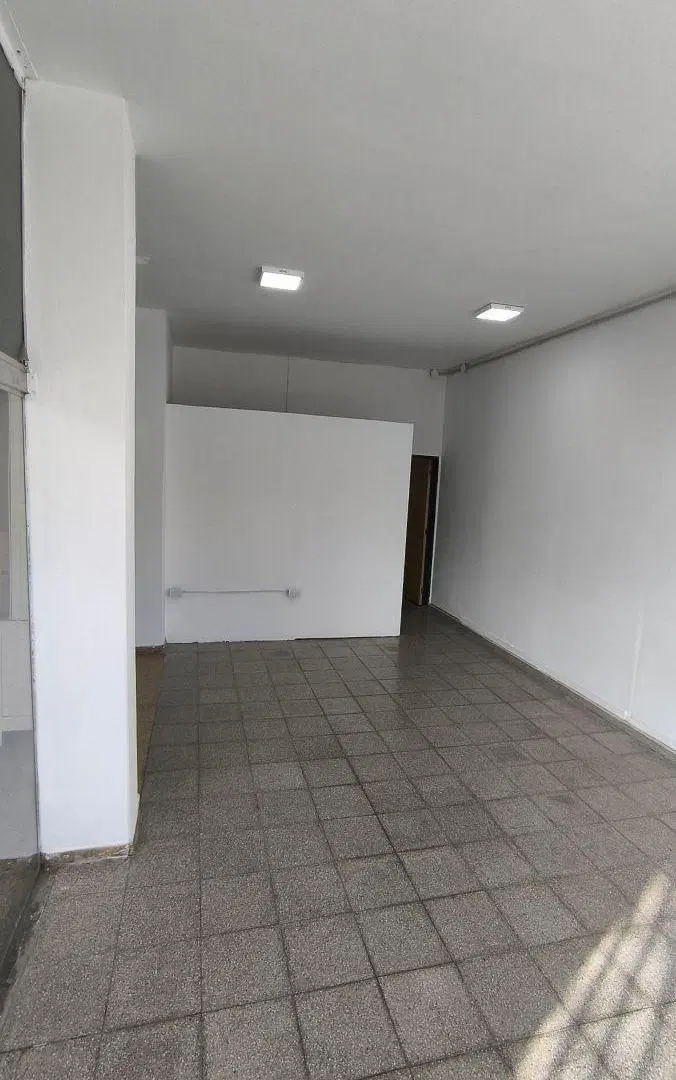Local Comercial en Alquiler al frente de plaza! B° Pueyrredon 3