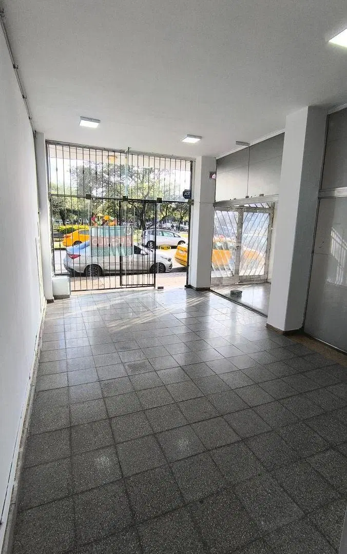 Local Comercial en Alquiler al frente de plaza! B° Pueyrredon 2