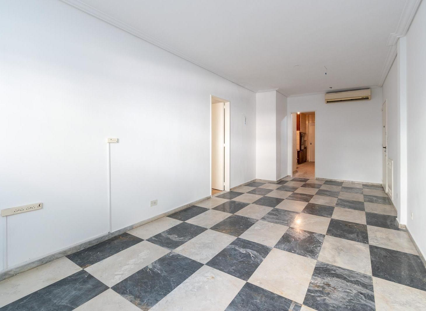 Foto de Departamento 4 ambientes con patio y dependencia en venta en Av. Montes, imagen 4