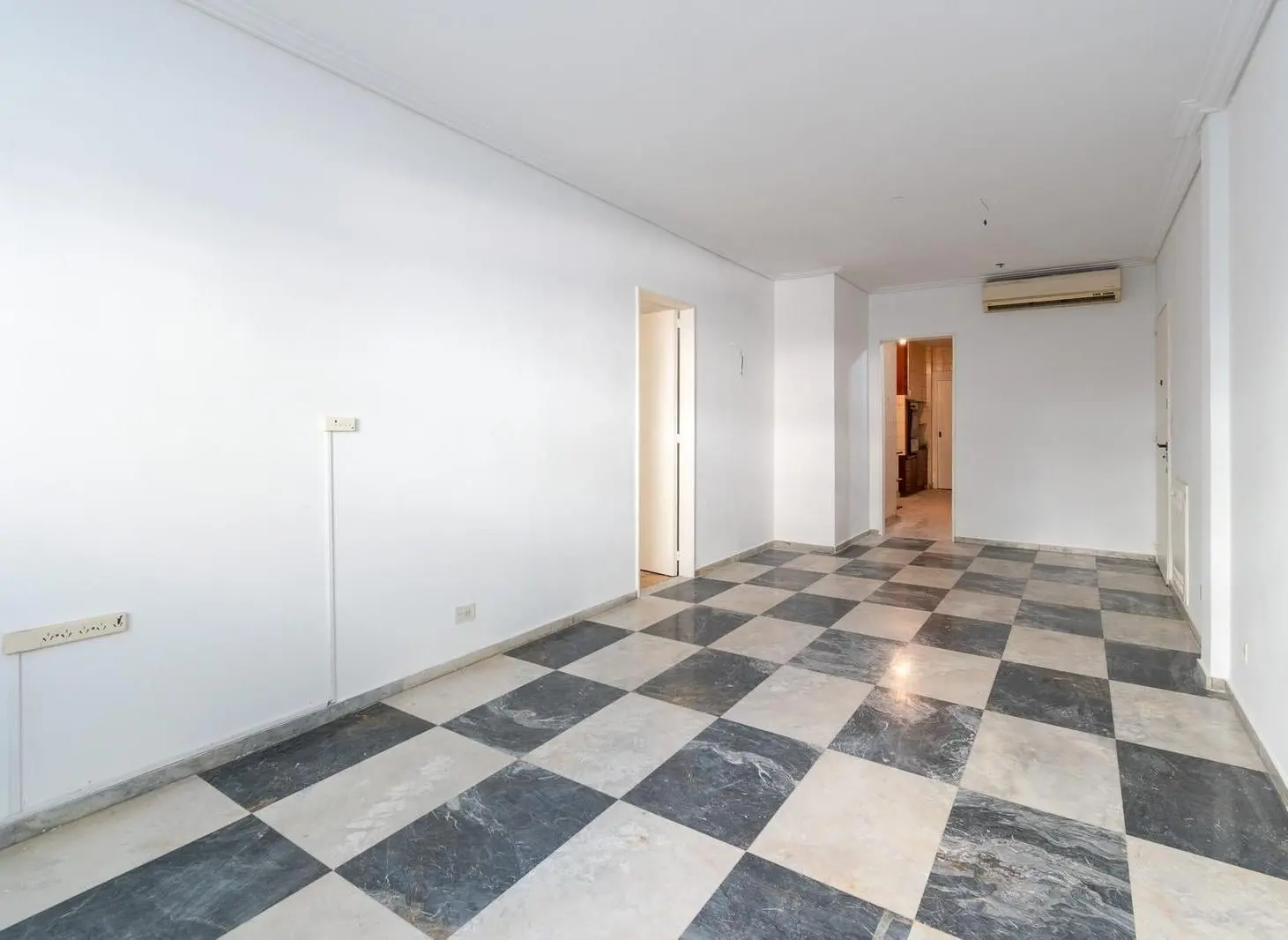 Departamento 4 ambientes con patio y dependencia en venta en Av. Montes de Oca al 500 Barracas CABA 4