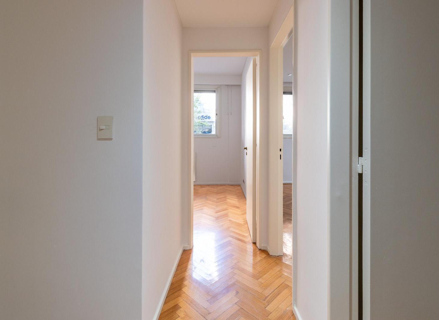 Foto de Departamento 4 ambientes con patio y dependencia en venta en Av. Montes, imagen 5