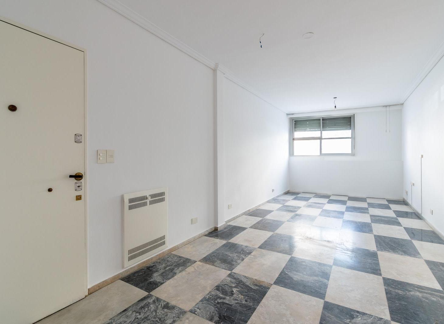Foto de Departamento 4 ambientes con patio y dependencia en venta en Av. Montes, imagen 2