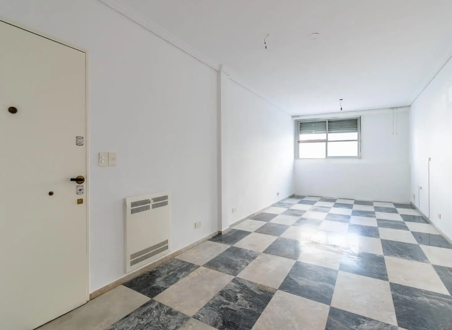 Departamento 4 ambientes con patio y dependencia en venta en Av. Montes de Oca al 500 Barracas CABA 2