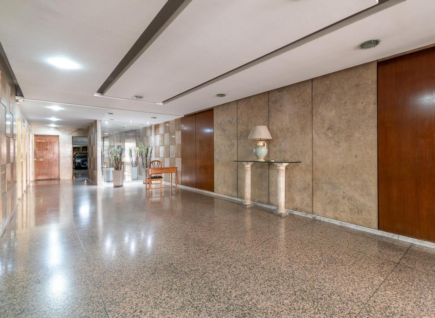 Departamento 4 ambientes con patio y dependencia en venta en Av. Montes de Oca al 500 Barracas CABA
