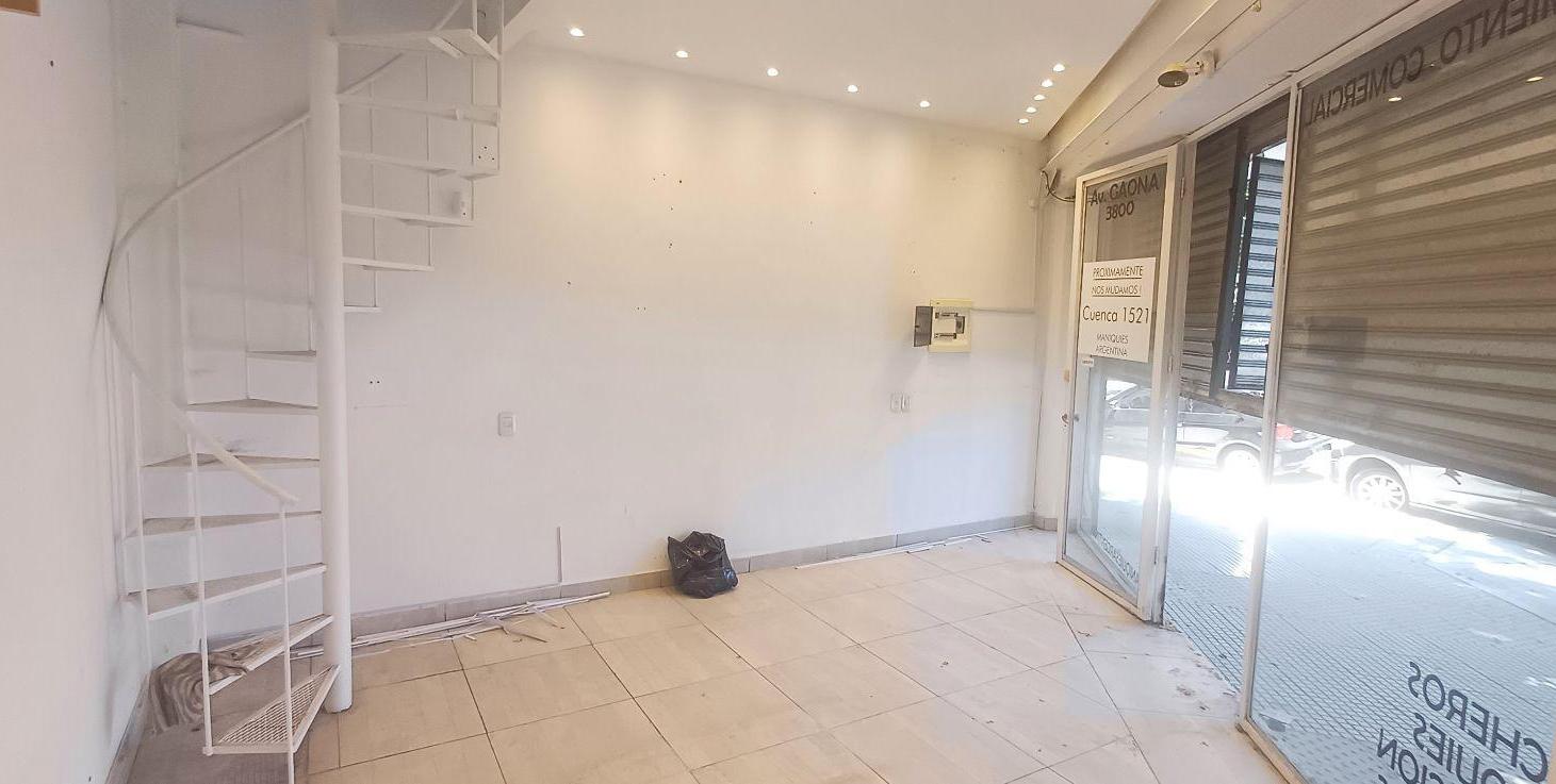 Foto de Local comercial en alquiler en esquina en Cuenca al 800 Flores CABA, imagen 2