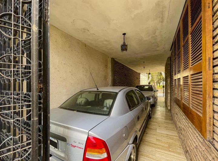 Casa tres dormitorios, patio y pileta. Granadero Baigorria. Permuta. Apto crédito hipotecario. 4