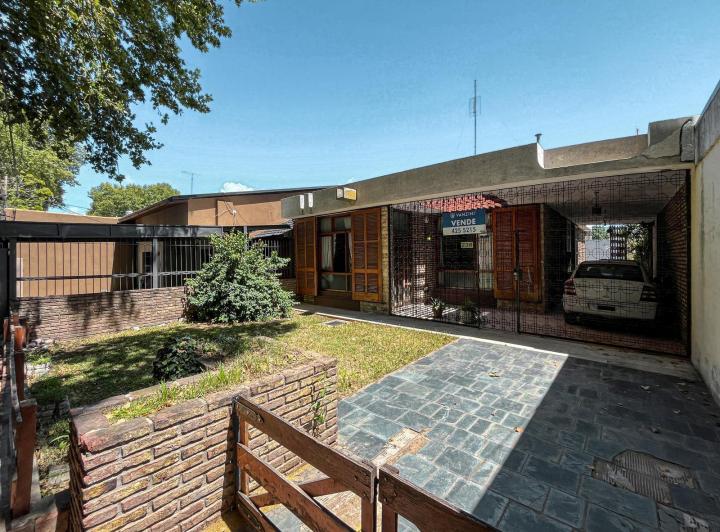 Casa tres dormitorios, patio y pileta. Granadero Baigorria. Permuta. Apto crédito hipotecario. 5