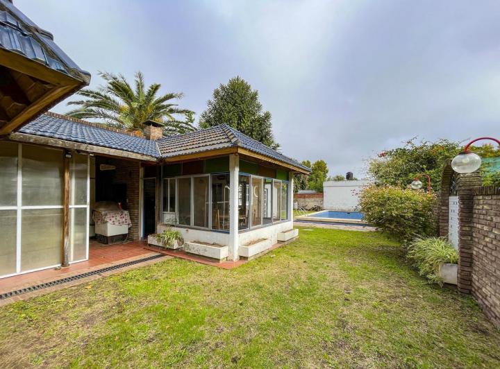 Casa tres dormitorios, patio y pileta. Granadero Baigorria. Permuta. Apto crédito hipotecario. 3