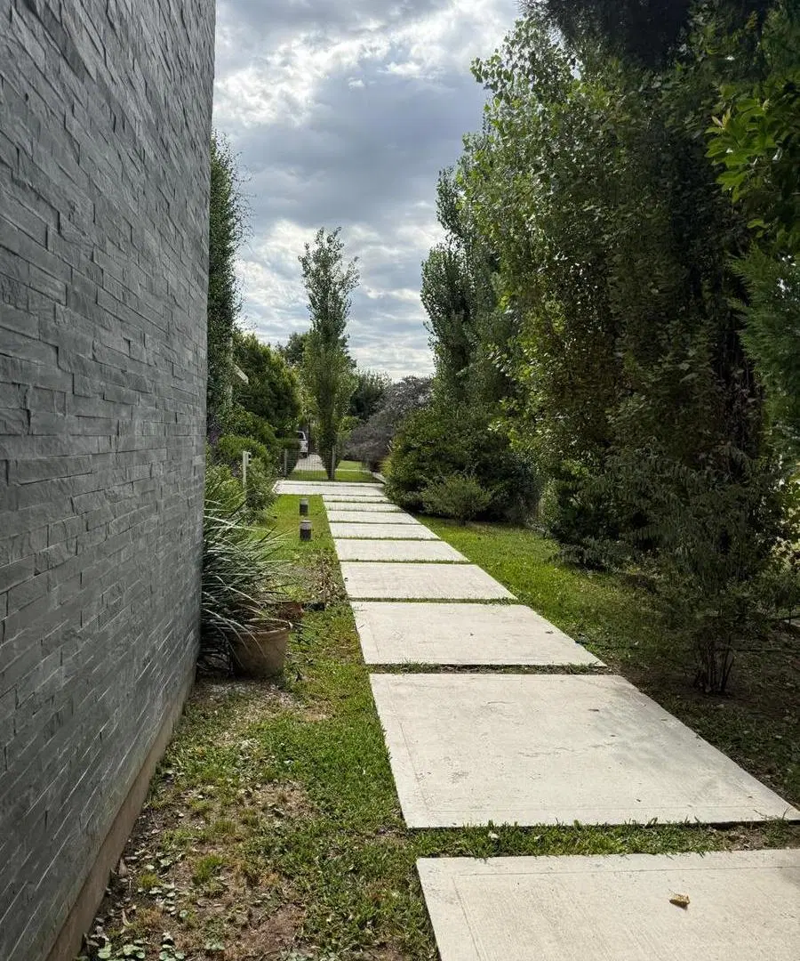 Casa moderna en venta, cuatro dormitorios, piscina. Kentucky Club de Campo 3