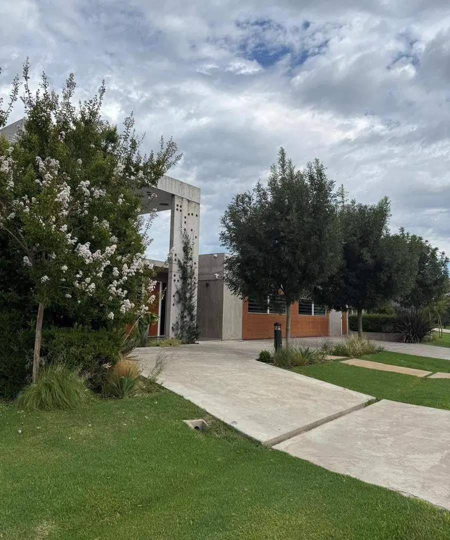 Casa moderna en venta, cuatro dormitorios, piscina. Kentucky Club de Campo 4