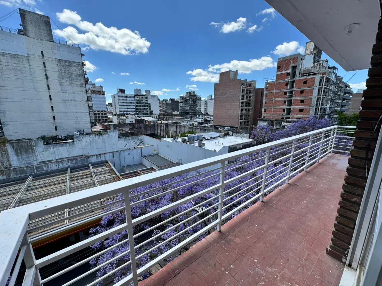 Departamento en zona Centro de tres dormitorios con balcón. Reciclado. Apto crédito 5