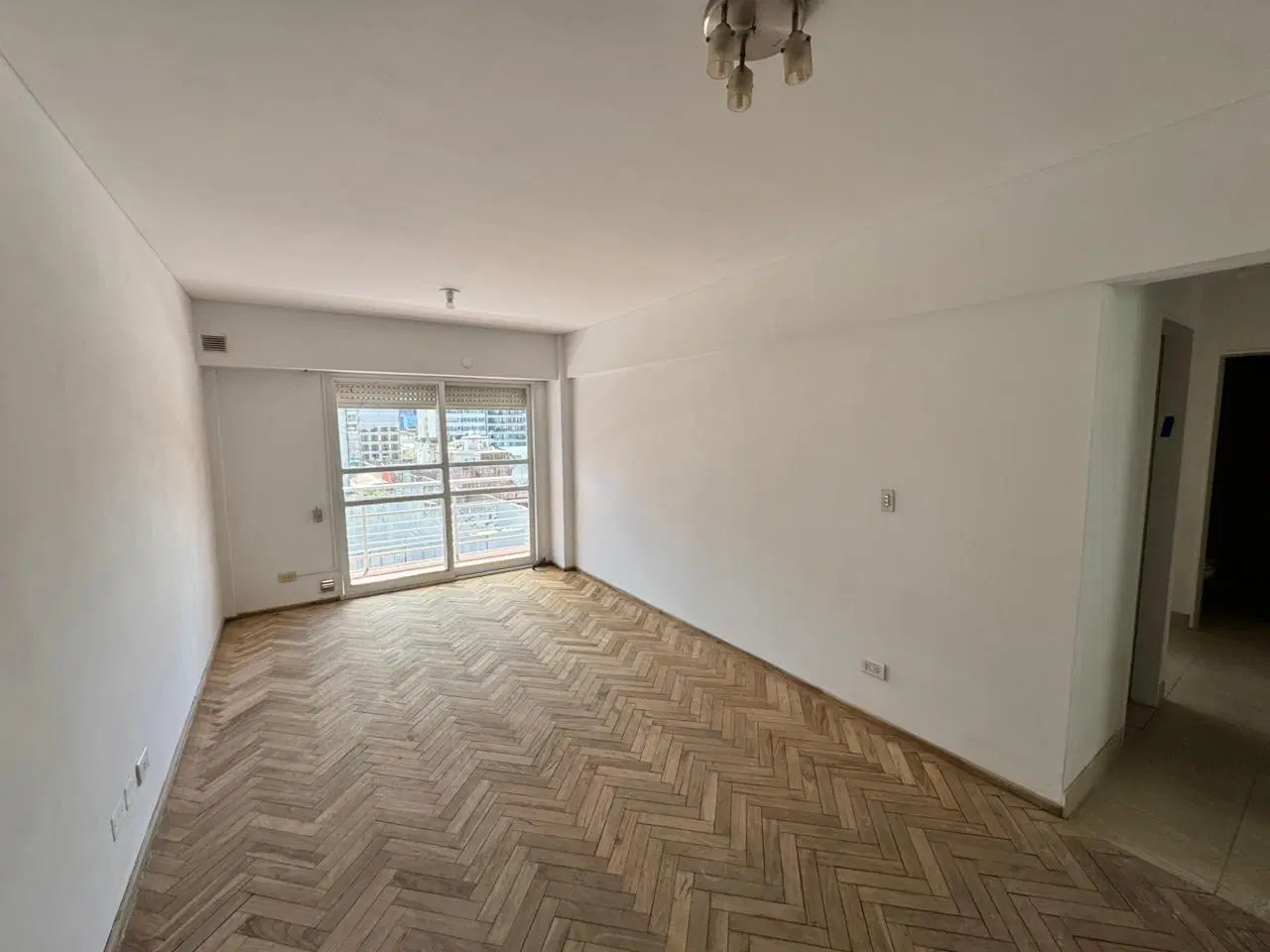 Departamento en zona Centro de tres dormitorios con balcón. Reciclado. Apto crédito 4