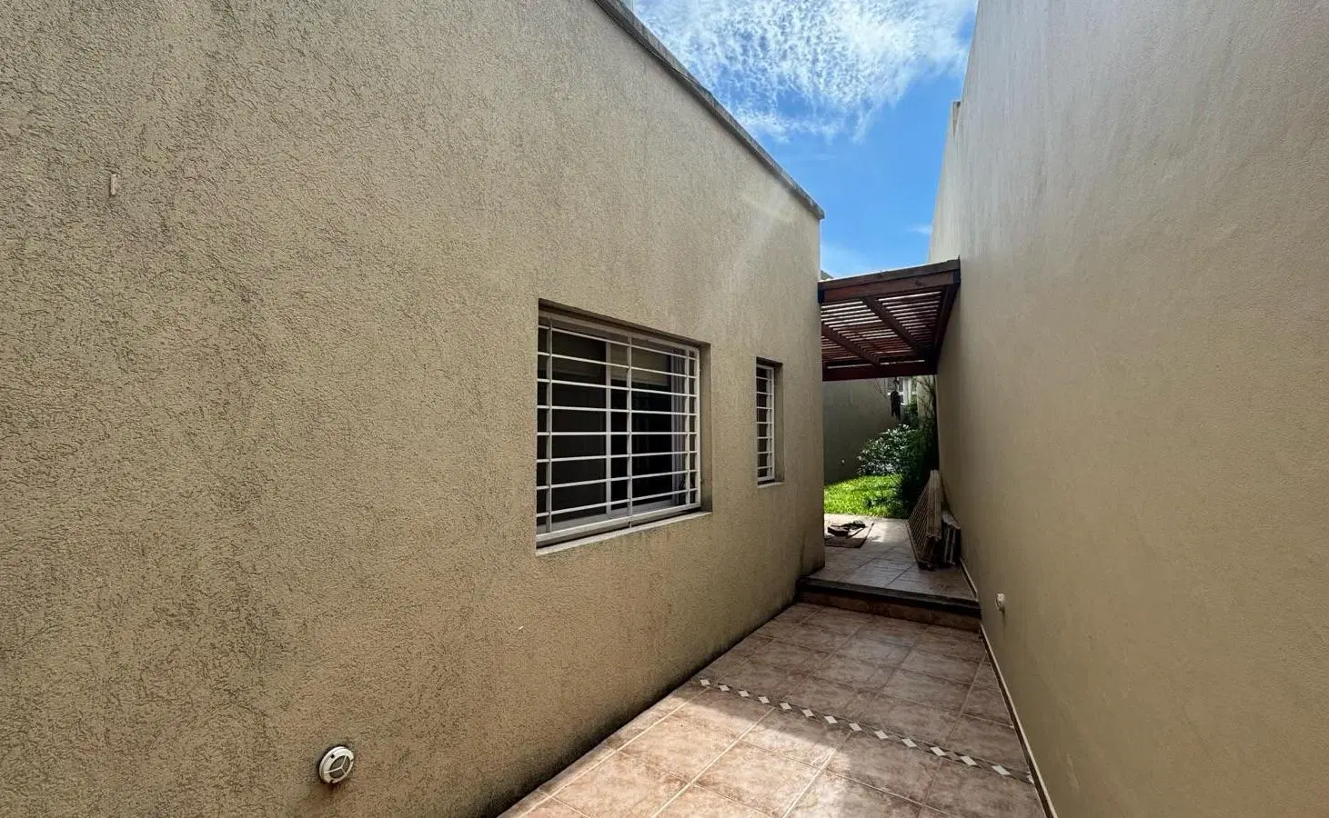Casa tres dormitorios, patio y parrillero en República de la Sexta 5