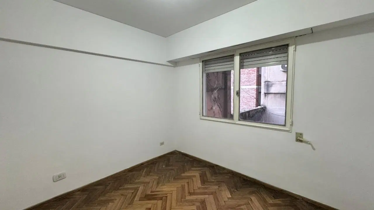 Departamento en zona Centro de tres dormitorios con balcón. Reciclado. Apto crédito 2