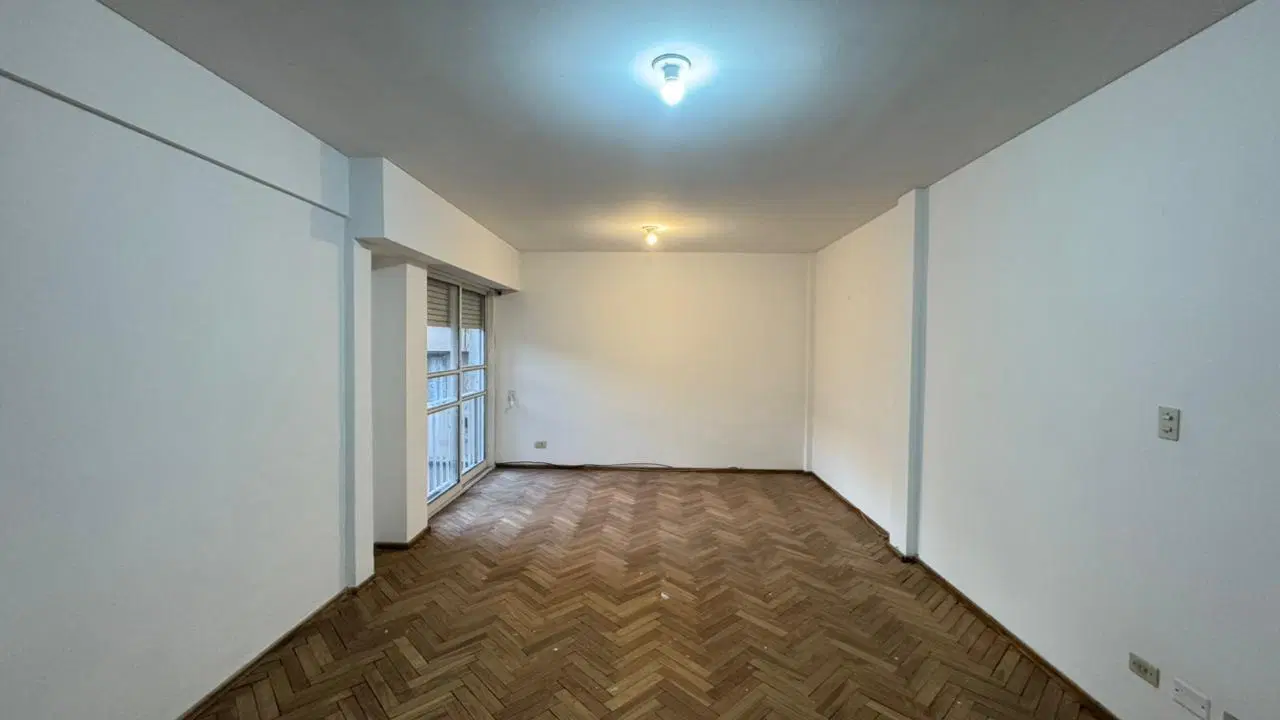 Departamento en zona Centro de tres dormitorios con balcón. Reciclado. Apto crédito 4