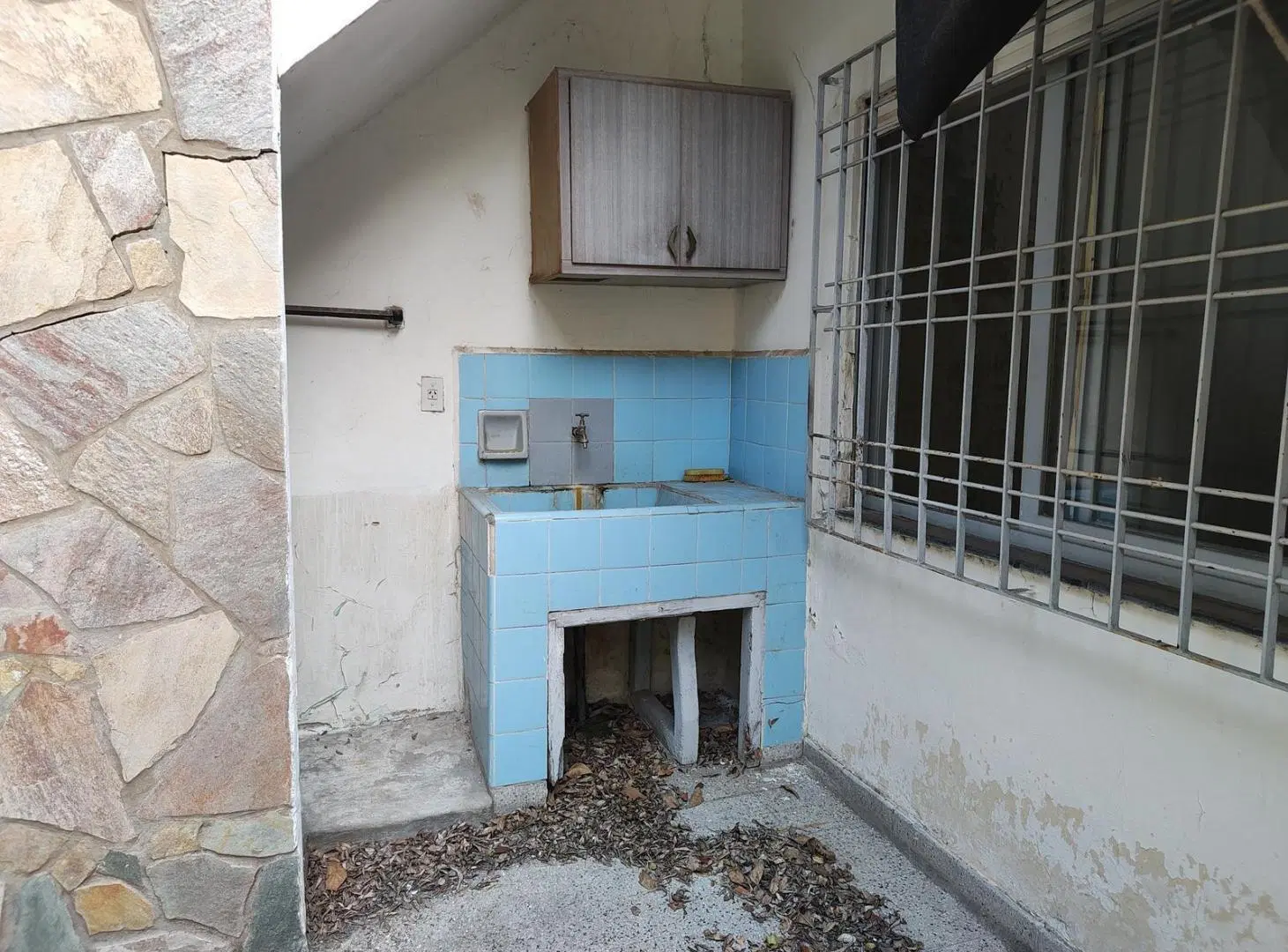 Casa al frente con patio y cochera - Arroyito 5