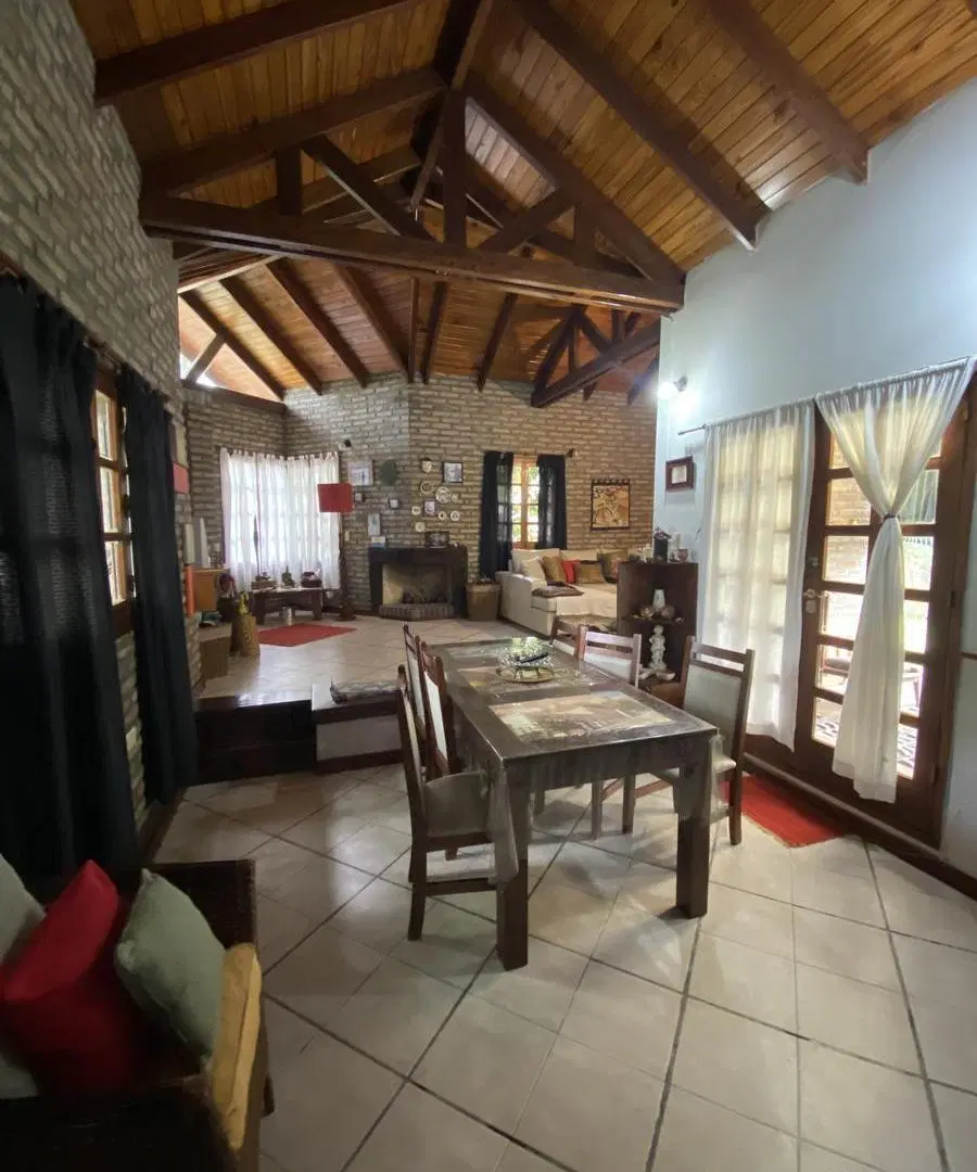Casa 3 Dormitorios  Funes - Venta - Cochera y Jardin 4