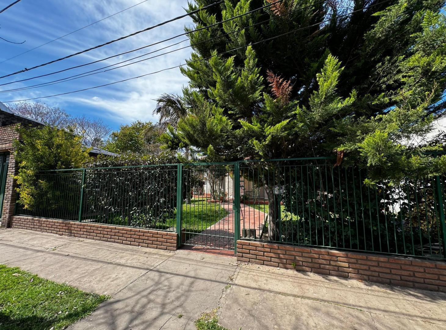 Foto de Casa tres dormitorios y jardín en Funes Centro, imagen 1