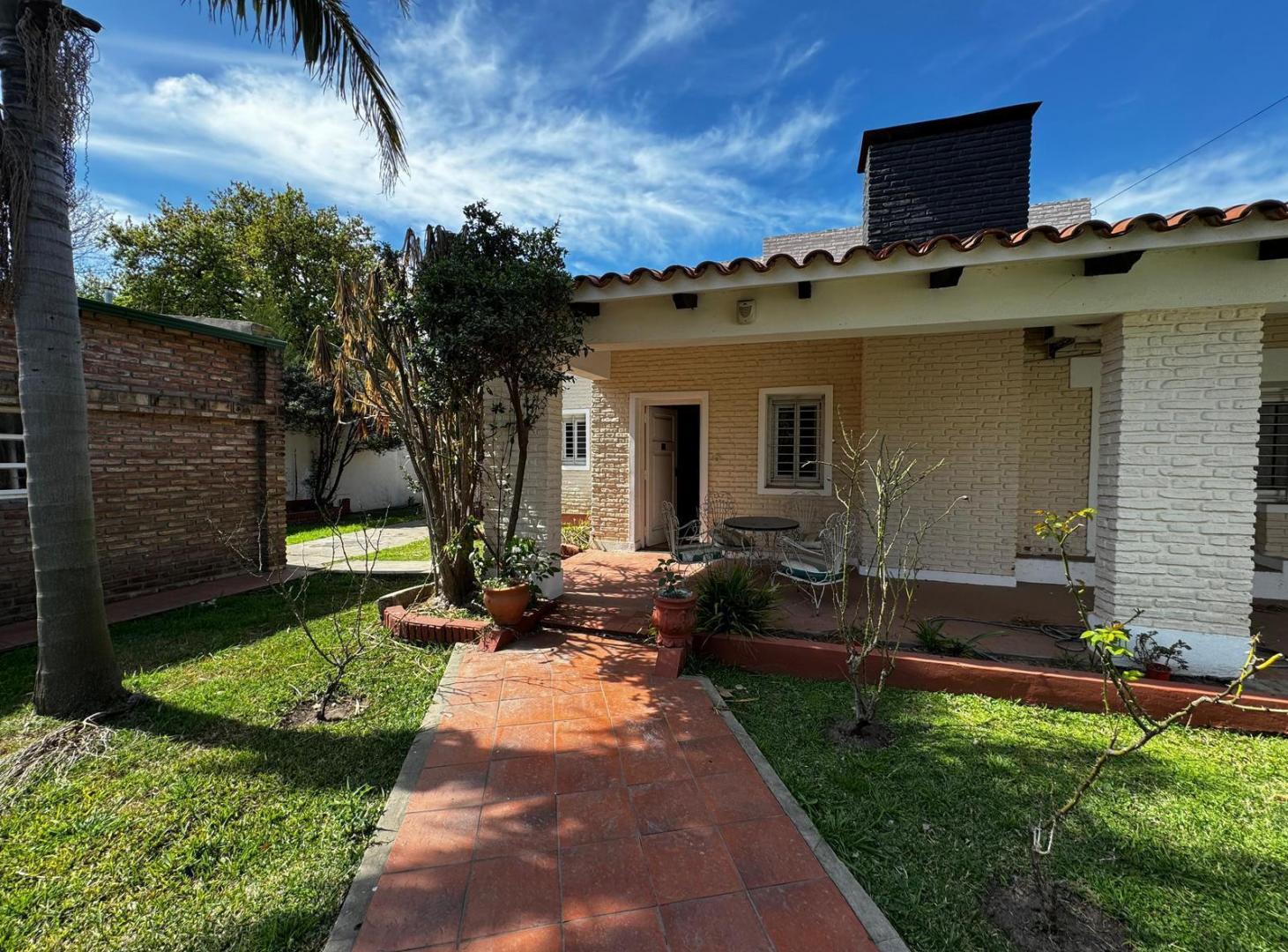 Foto de Casa tres dormitorios y jardín en Funes Centro, imagen 2