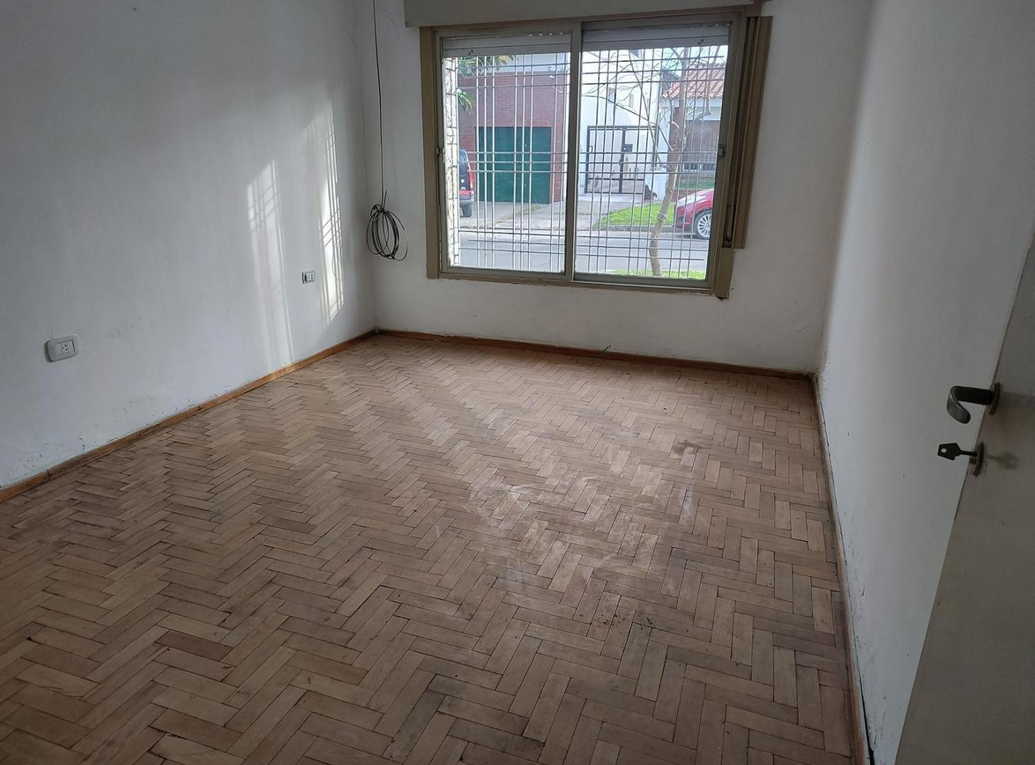 Foto de Casa al frente con patio y cochera - Arroyito, imagen 2
