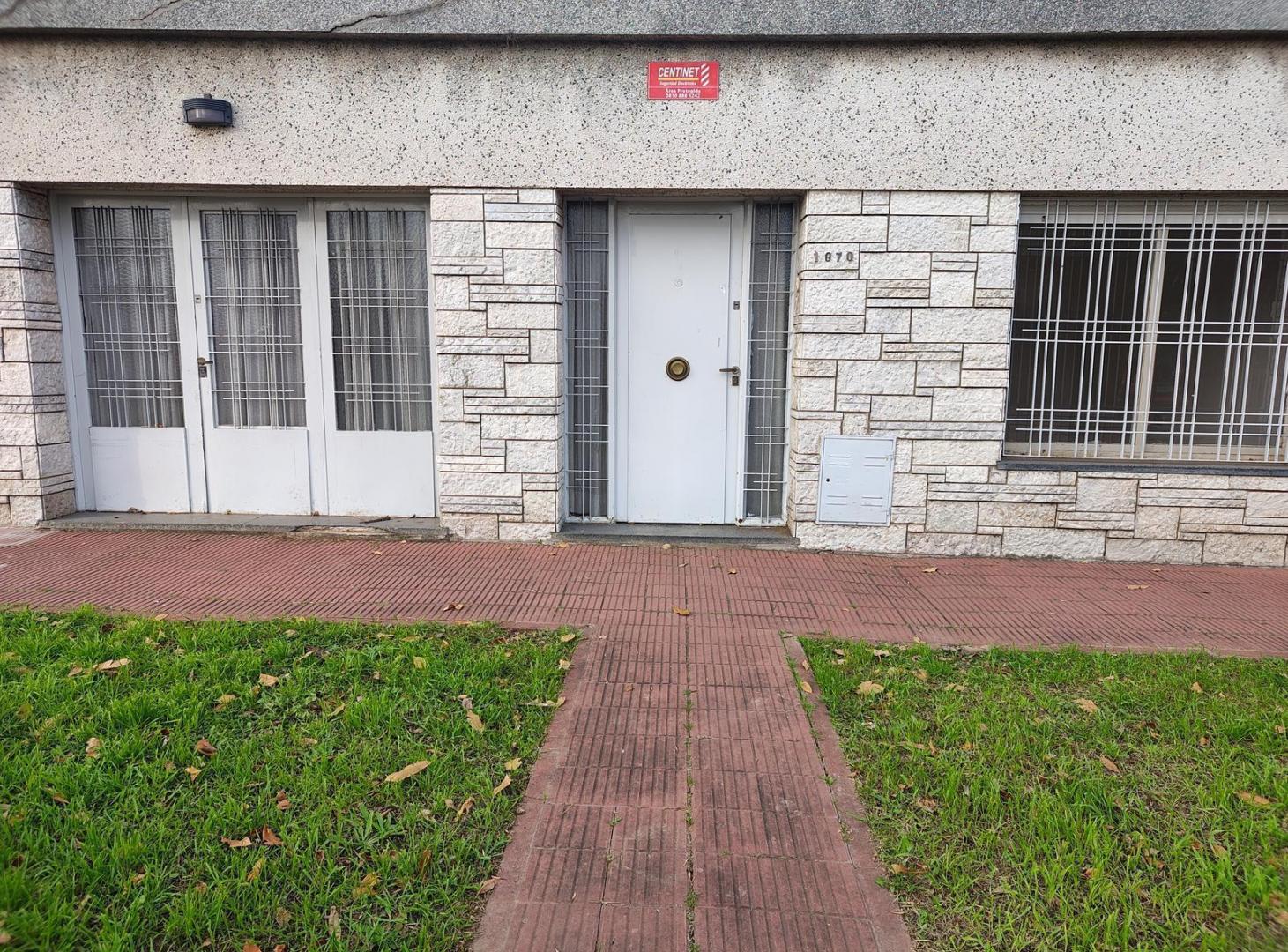 Foto de Casa al frente con patio y cochera - Arroyito, imagen 1