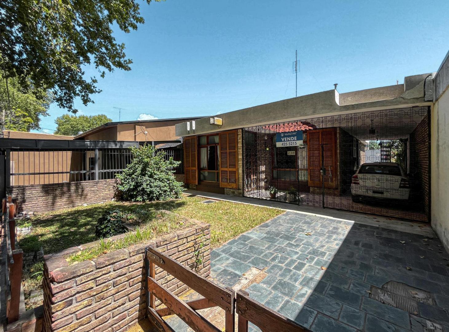 Foto de Casa tres dormitorios, patio y pileta. Granadero Baigorria. Permuta, imagen 2