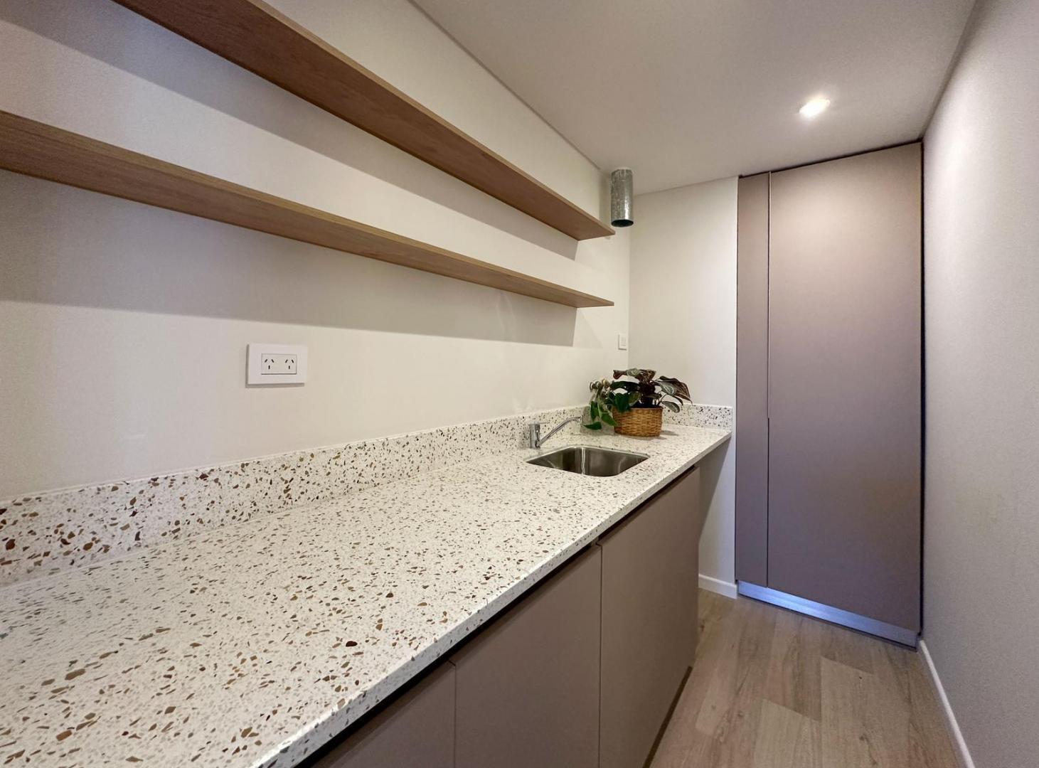 Foto de Casa de 4 dormitorios con cochera, pileta, jardín y terraza en Abasto, imagen 3