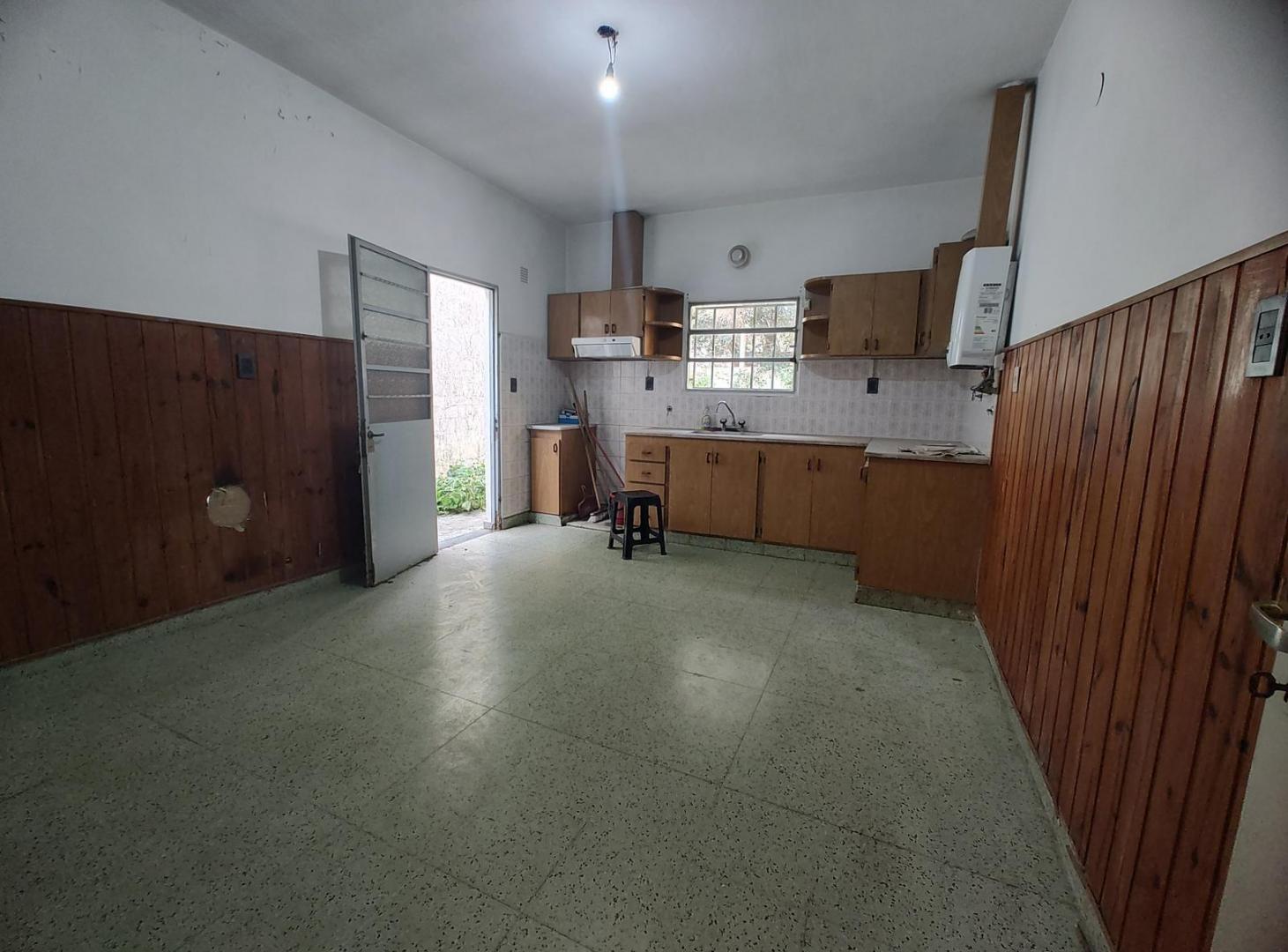 Foto de Casa al frente con patio y cochera - Arroyito, imagen 3