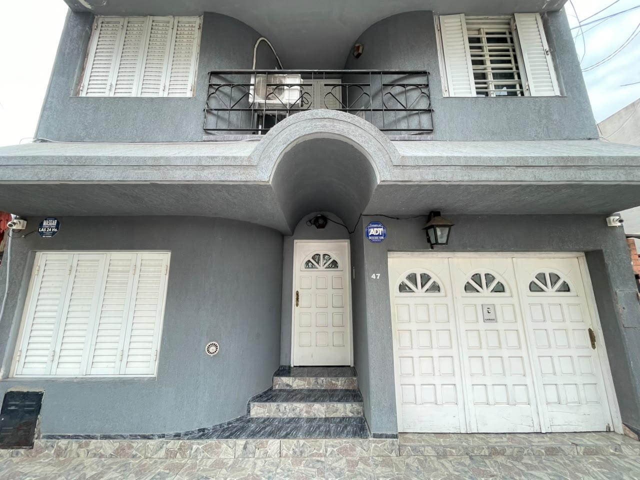 Foto de Casa 4 dormitorios + COCHERA - ALQUILER O VENTA ., imagen 2