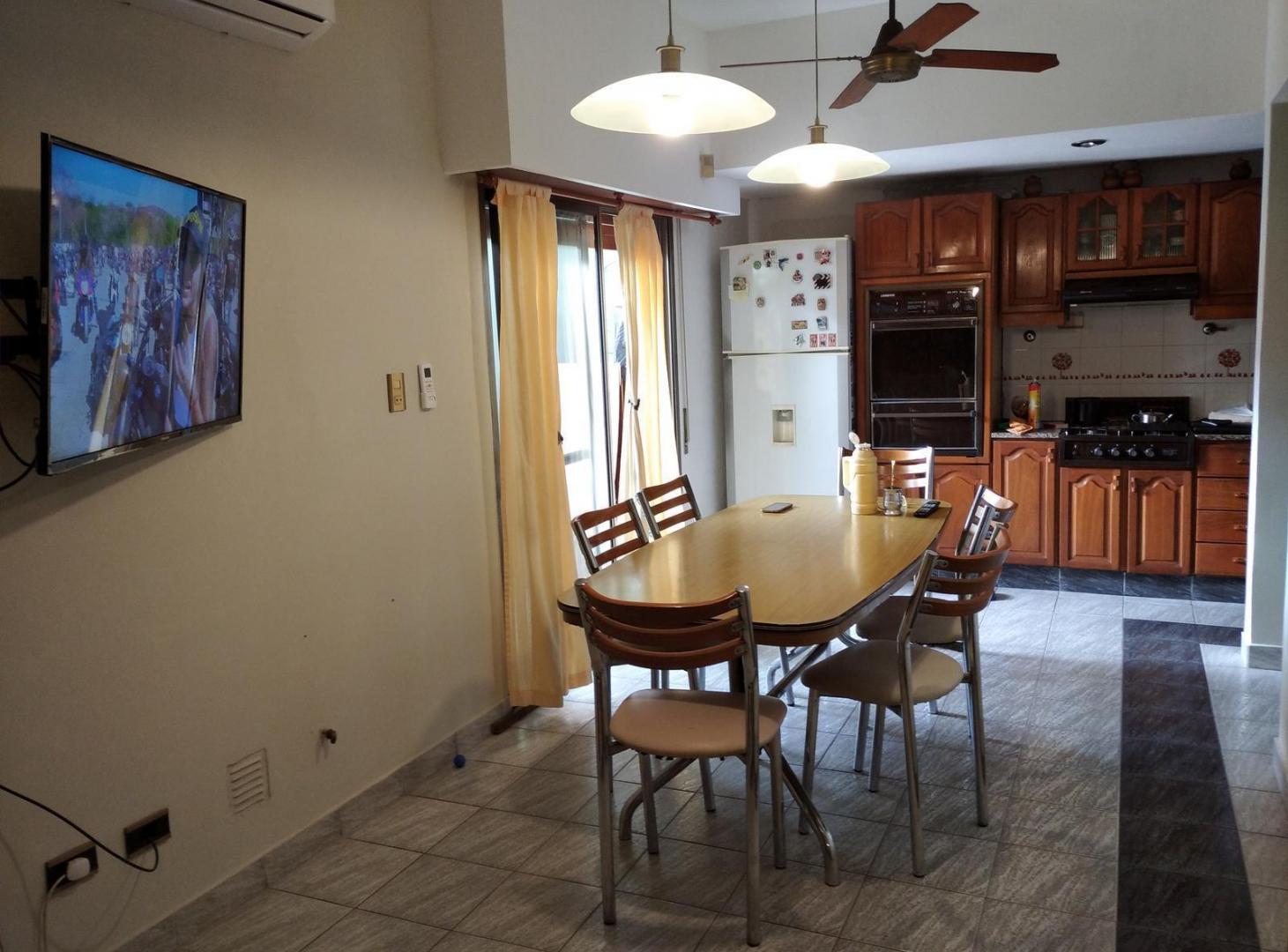 Foto de Venta casa 4 dormitorios - Barrio Azcuénaga, imagen 2