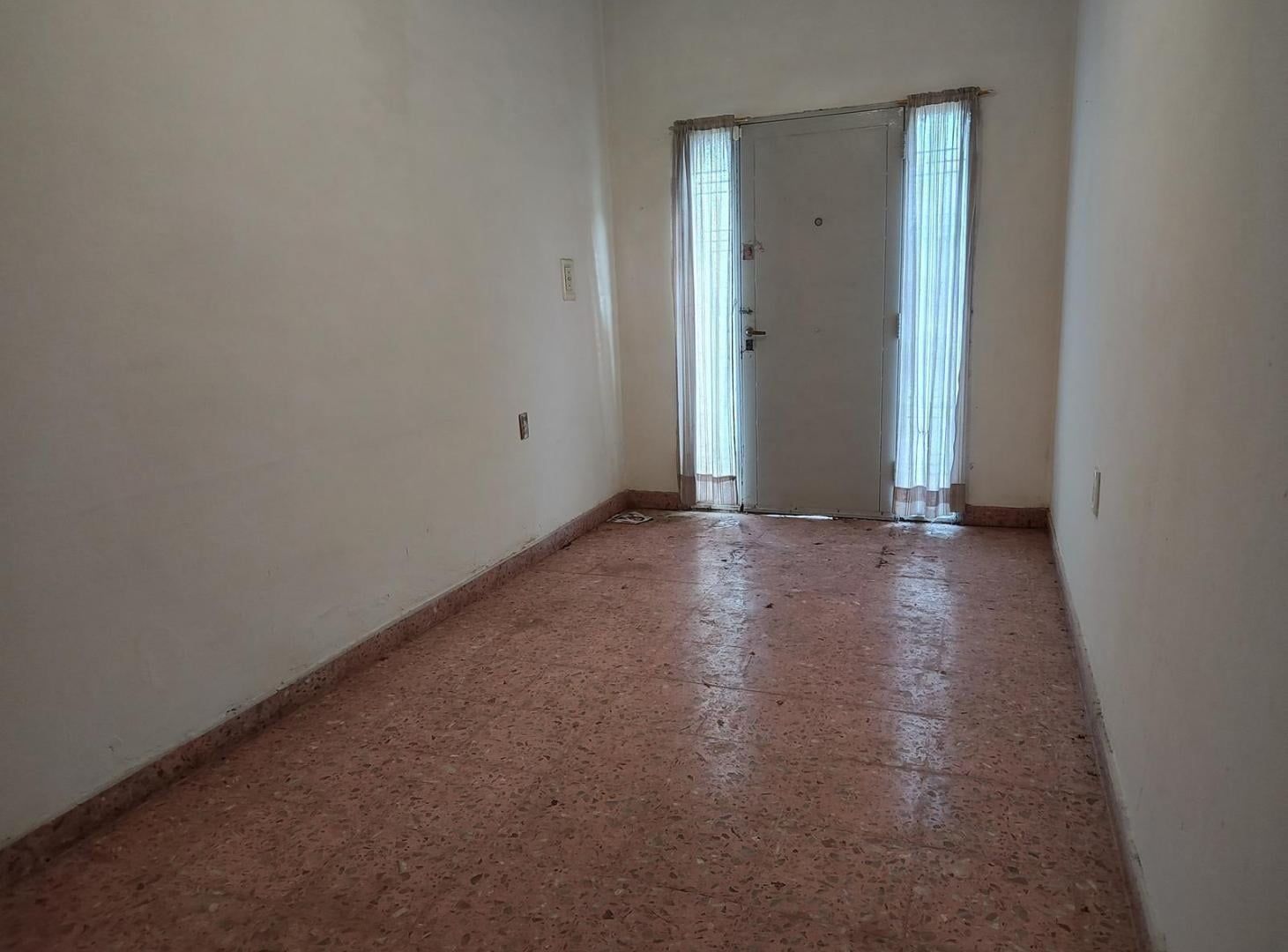 Foto de Casa al frente con patio y cochera - Arroyito, imagen 3