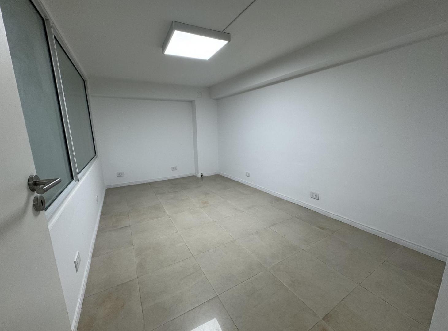 Foto de OFICINA EN VENTA / ALQUILER - Galeria Cesar, imagen 3