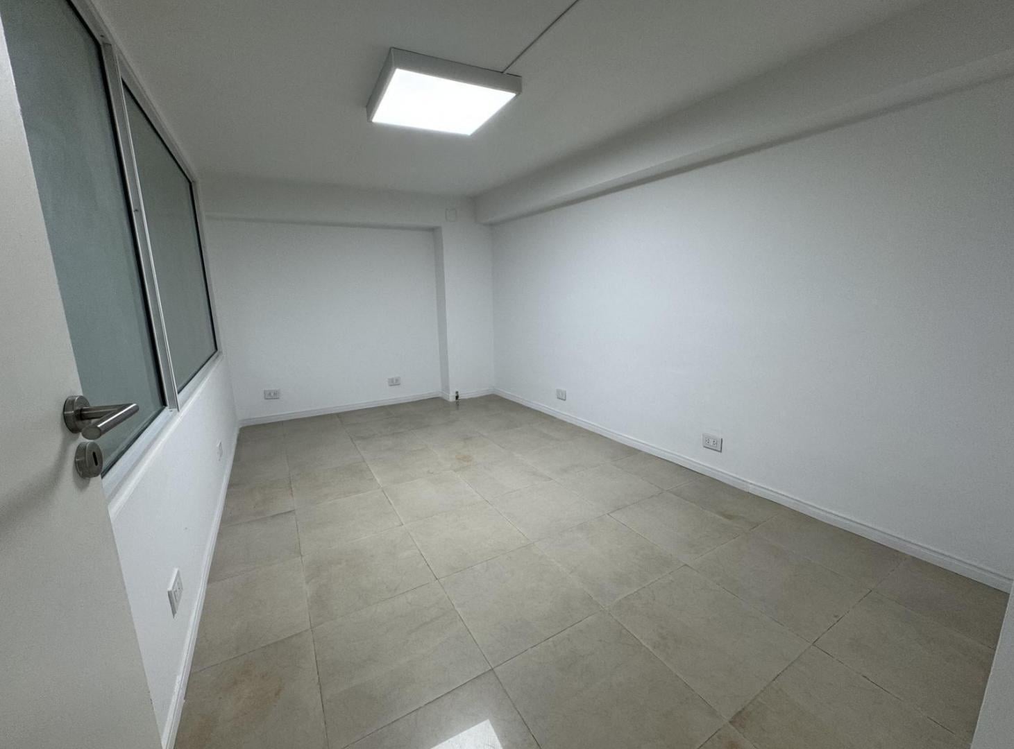 Foto de OFICINA EN VENTA / ALQUILER - Galeria Cesar, imagen 5