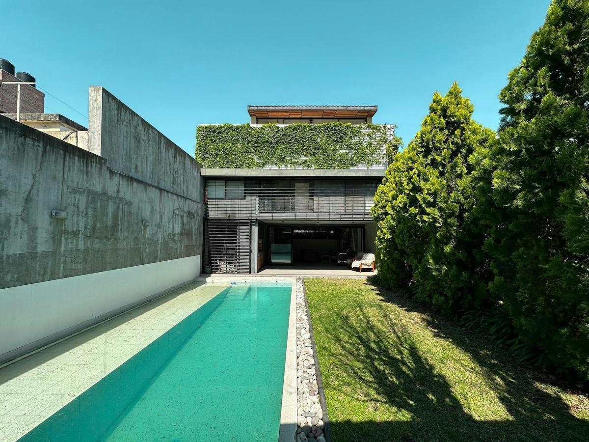Foto de Casa de 3 dormitorios con 2 cocheras, jardín y pileta en Echesortu, imagen 3