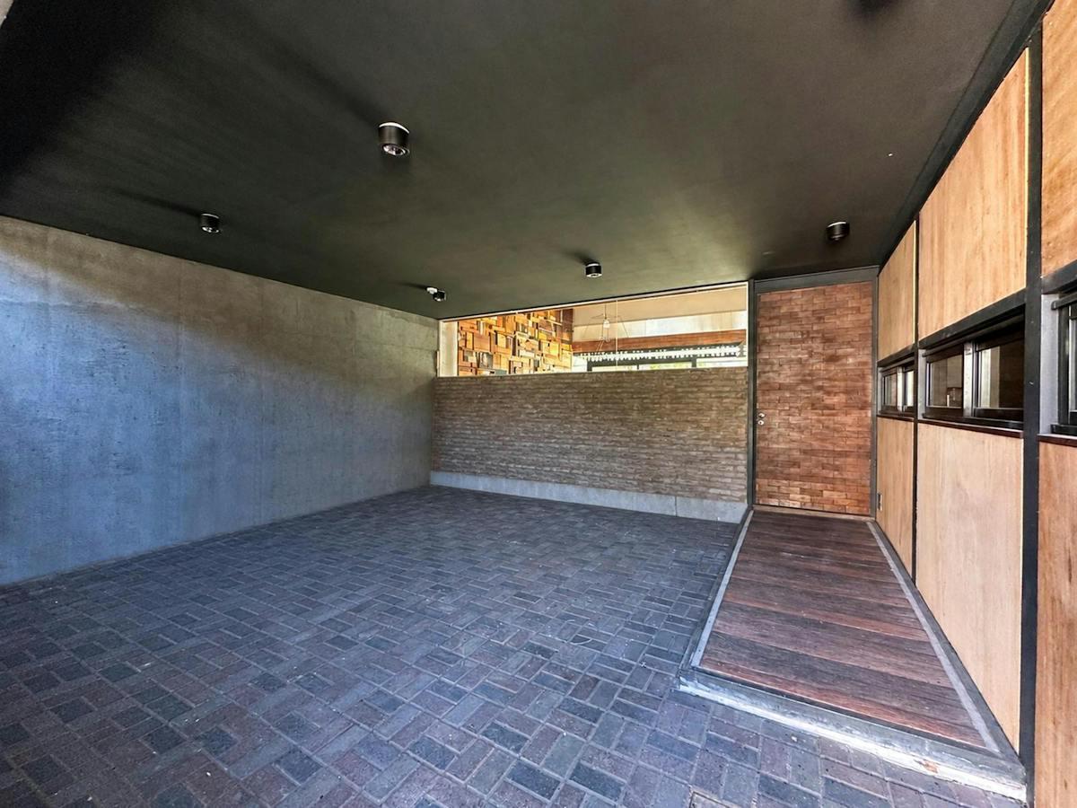 Foto de Casa de 3 dormitorios con 2 cocheras, jardín y pileta en Echesortu, imagen 4