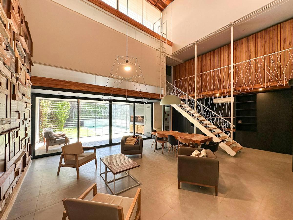 Foto de Casa de 3 dormitorios con 2 cocheras, jardín y pileta en Echesortu, imagen 2